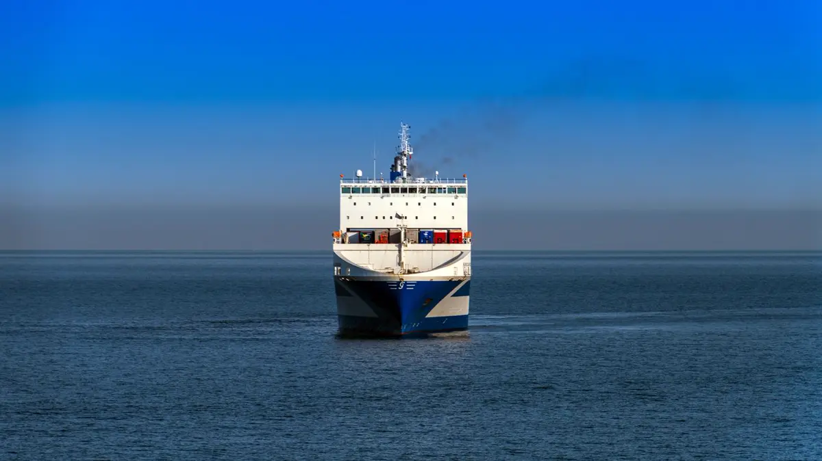 Navă comercială navigând pe mare sub cer senin