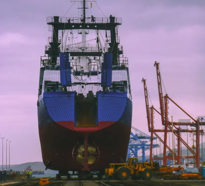 Navă de marfă într-un șantier naval cu macarale