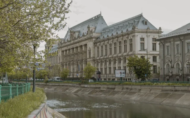 Palatul Justiției din București lângă Dâmbovița
