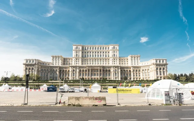 Palatul Parlamentului din București, cu corturi albe în prim-plan