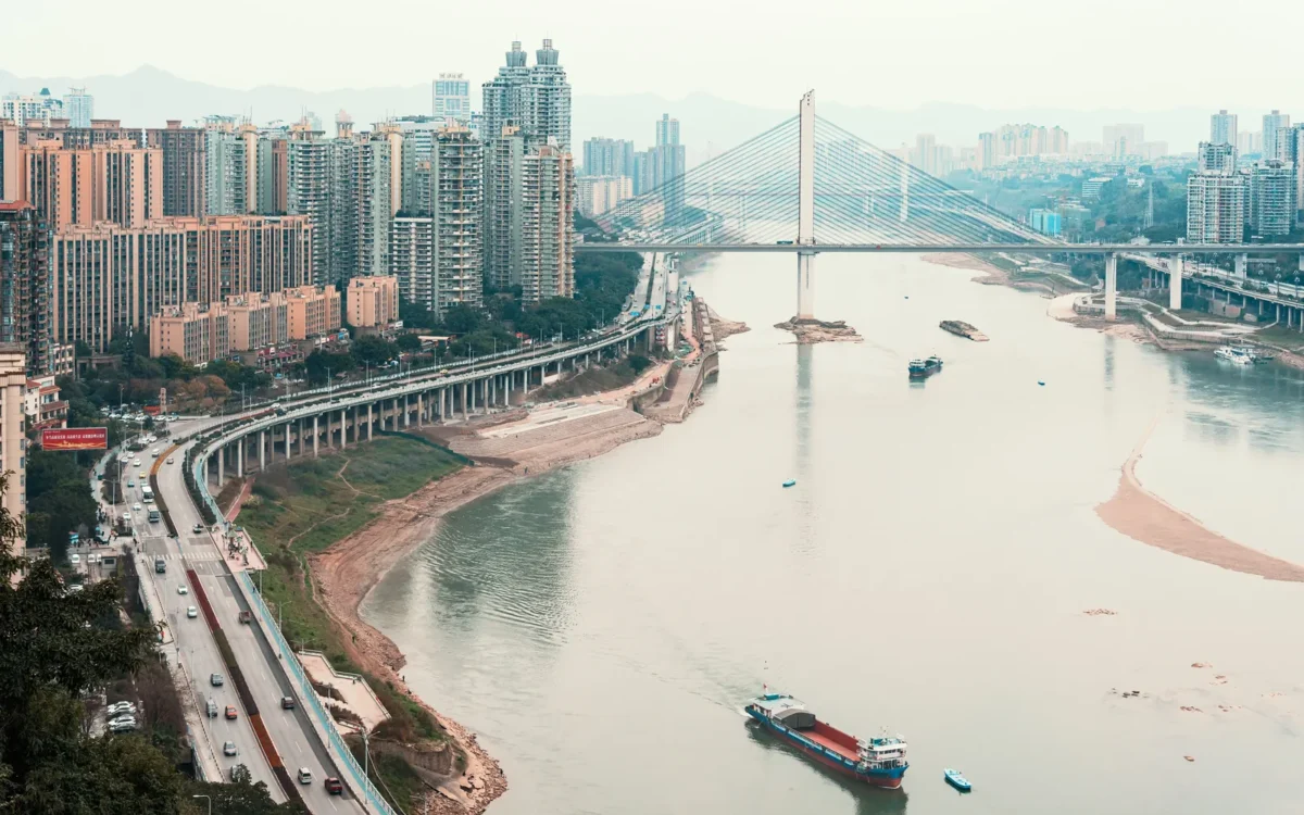 Pod peste râu și clădiri înalte în Chongqing, China