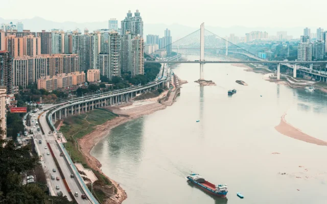 Pod peste râu și clădiri înalte în Chongqing, China