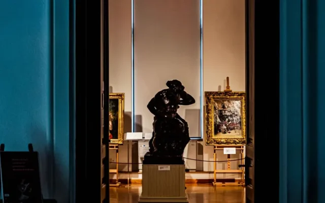 Sculptură și tablouri expuse într-o galerie de artă