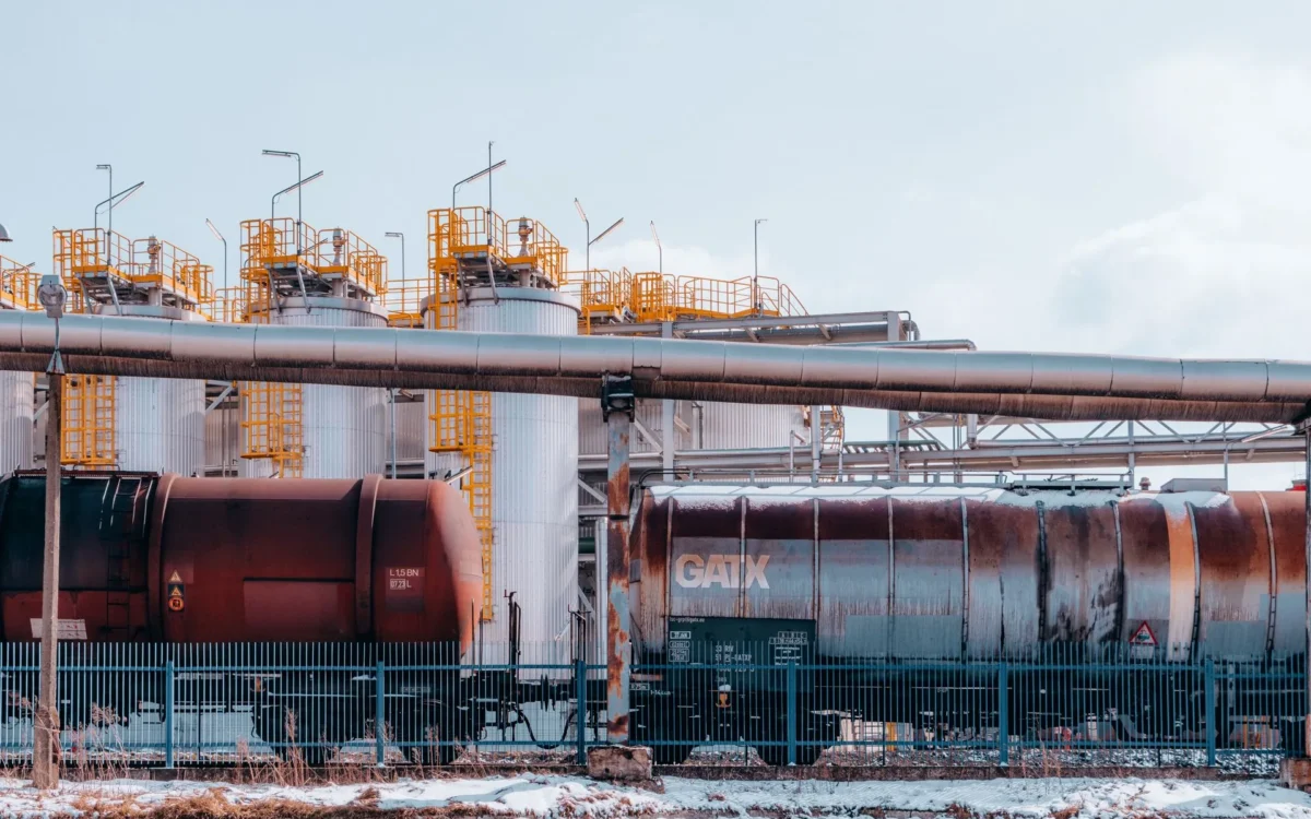 Vagoane cisternă lângă rezervoare industriale și conducte