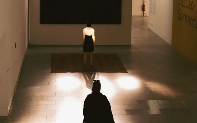 Vizitatoare într-o galerie de artă